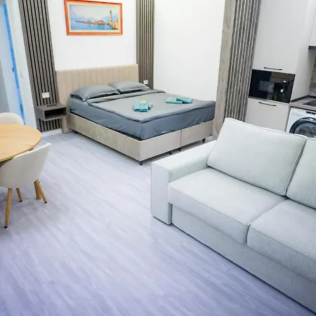 White Titanic Mamaia Apartament *