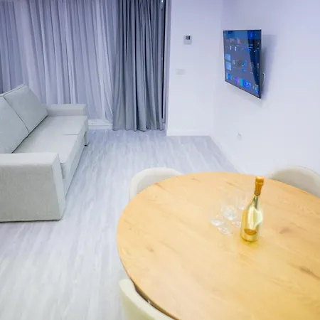 White Titanic Mamaia Lejlighed