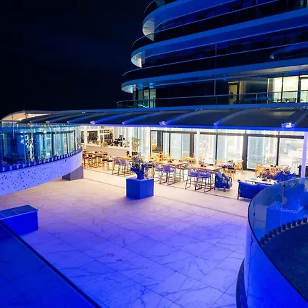 White Titanic Mamaia Нэводари